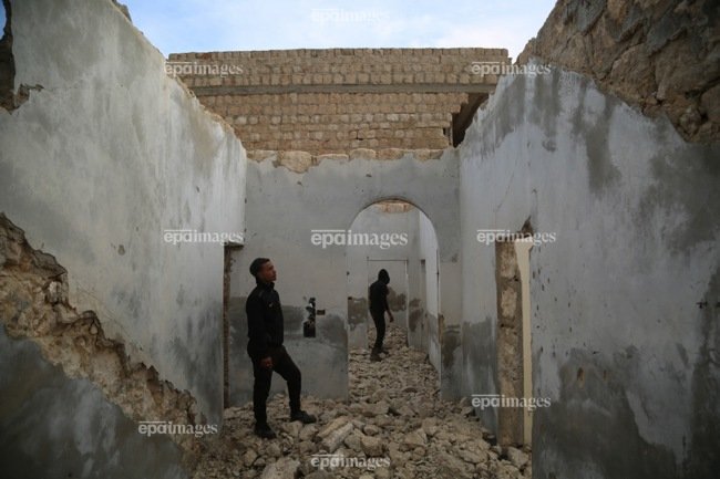 Bilal_Alhammoud's tweet photo. Despite the liberation of their areas and the expulsion of the regime forces and their allies, the people of the southern Idlib countryside are prevented from returning to their homes due to the theft of roofs and furniture from their homes by the regime forces. https://t.co/g4JkBijlZ4