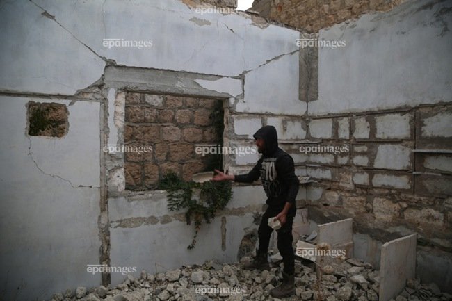 Bilal_Alhammoud's tweet photo. Despite the liberation of their areas and the expulsion of the regime forces and their allies, the people of the southern Idlib countryside are prevented from returning to their homes due to the theft of roofs and furniture from their homes by the regime forces. https://t.co/g4JkBijlZ4