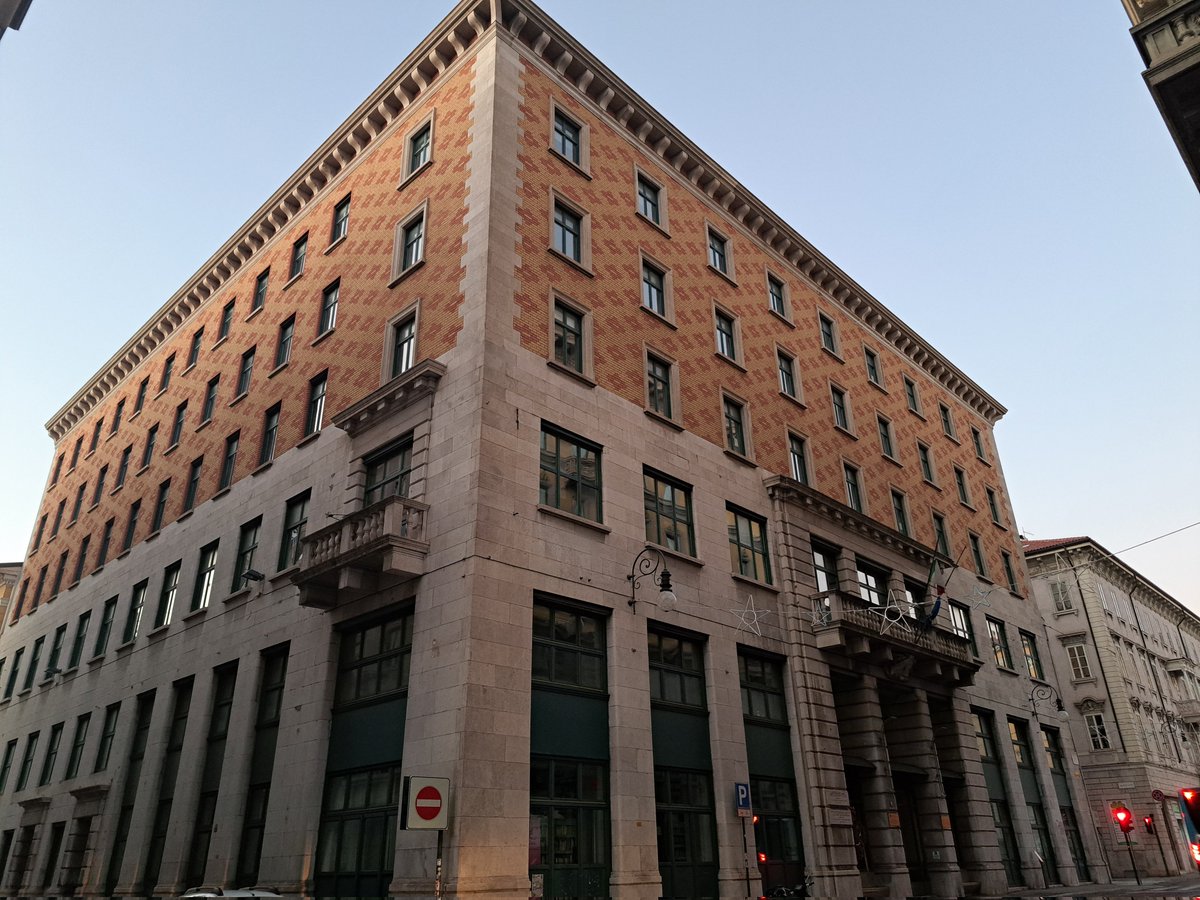PauloLjubljana's tweet photo. Le Théâtre permanent slovène à Trieste (🇮🇹) fondé en 1902 (photos 1 et 2) anciennement situé dans la Maison nationale (Narodni dom - photos 3 et 4), incendiée par les fascistes en 1920 puis reconstruite avant d'être symboliquement restituée à la communauté slovène en 2020. https://t.co/WljIIaOk3k