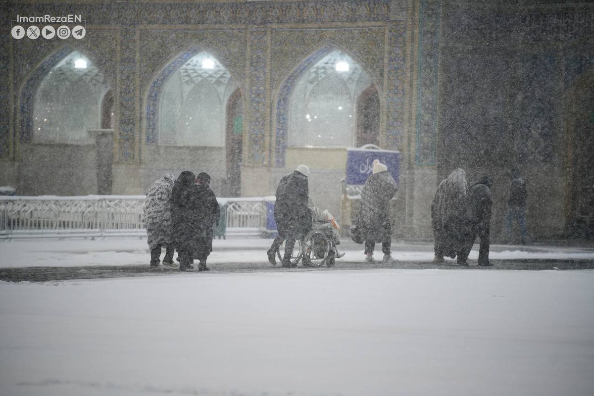 ImamRezaEN's tweet photo. Scenes from tonight's snowstorm at the shrine of the Eighth Imam (as). https://t.co/xJ52OYnyAK