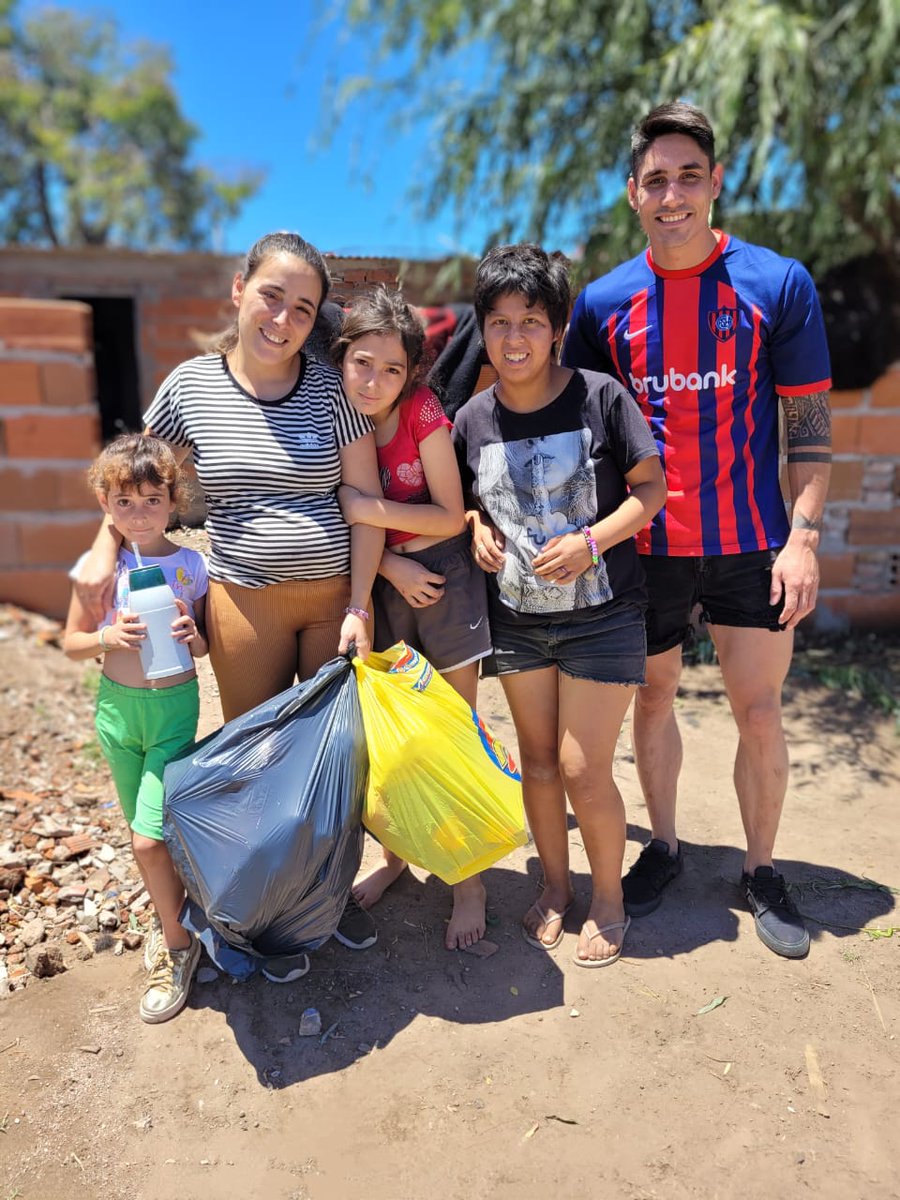 TrecedeagoRojas's tweet photo. COLECTA NAVIDEÑA:  En el día de hoy donamos juguetes, peluches y juegos de mesa al merendero "Pequeños Gigantes".

#AcciónSocial 
#peniascasla 
#SLFederal 
#SomosSanLorenzoEnRojas💙❤💙 
#MasQue90Minutos💙❤ 
@peniascasla https://t.co/X3swFWFB5l