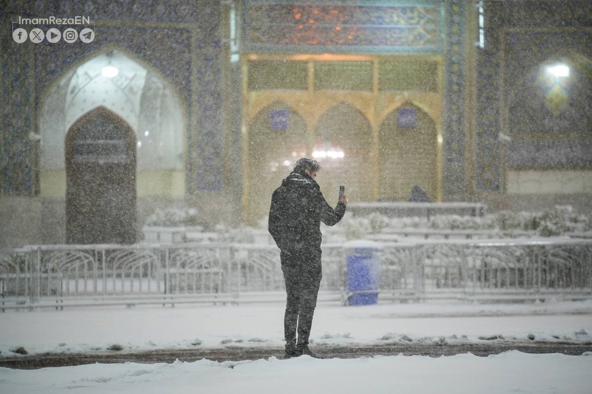 ImamRezaEN's tweet photo. Scenes from tonight's snowstorm at the shrine of the Eighth Imam (as). https://t.co/xJ52OYnyAK