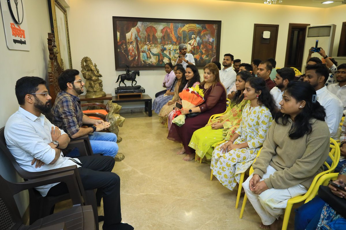 AUThackeray's tweet photo. शिवसेना नेते आमदार सुनील प्रभुजी ह्यांच्या विद्यमाने सुरू करण्यात येणाऱ्या शालांत परीक्षा सराव प्रश्नपत्रिका संच वितरण उपक्रमाचे आज उद्घाटन केले. 
ह्यावेळी युवासेना कार्यकारणी सदस्य अंकित प्रभूजी तसेच दिंडोशी विधानसभेचे पदाधिकारी उपस्थित होते. https://t.co/8KBJbB73mA