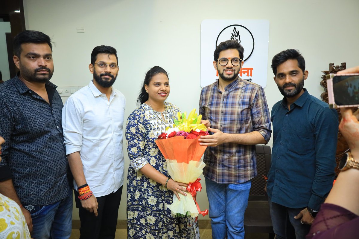 AUThackeray's tweet photo. शिवसेना नेते आमदार सुनील प्रभुजी ह्यांच्या विद्यमाने सुरू करण्यात येणाऱ्या शालांत परीक्षा सराव प्रश्नपत्रिका संच वितरण उपक्रमाचे आज उद्घाटन केले. 
ह्यावेळी युवासेना कार्यकारणी सदस्य अंकित प्रभूजी तसेच दिंडोशी विधानसभेचे पदाधिकारी उपस्थित होते. https://t.co/8KBJbB73mA
