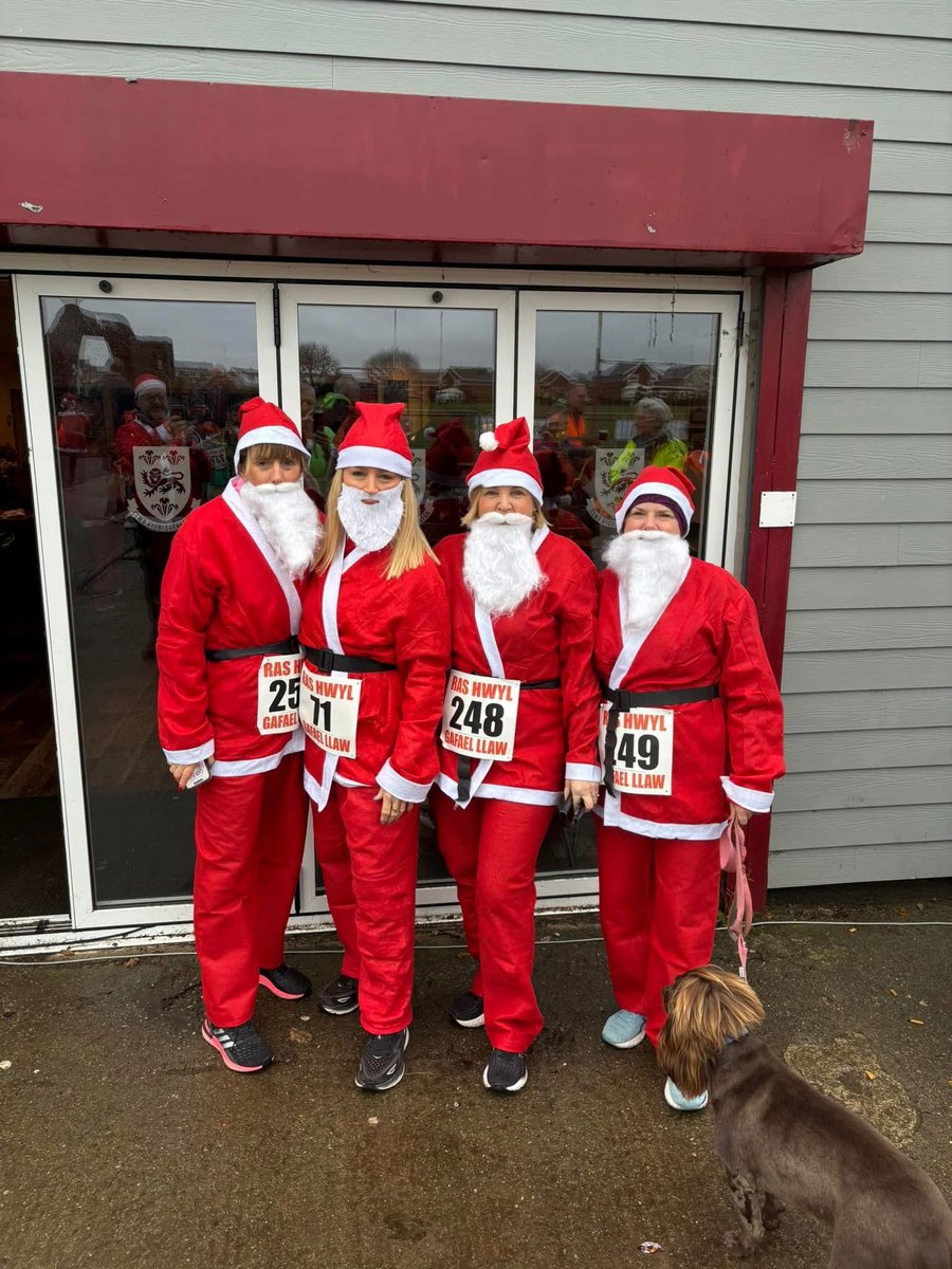 Gafael_Llaw's tweet photo. Such a great morning at our annual Santa Run 🙌 Diolch to everyone who came along to support the event - it was lovely to see all the children taking part. Diolch @EncorBangor for the entertainment, @rygbicaernarfon and as always, our amazing volunteers ❤️💚 https://t.co/H8lESD9y7z