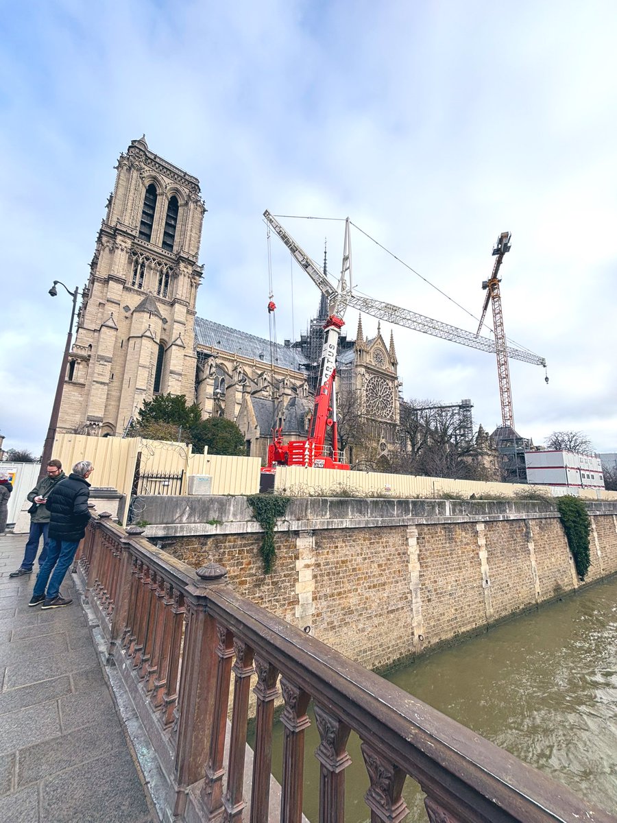 [Extérieur Vs Intérieur] Finalement encore des années de travaux pour <a href="/notredameparis/">Cathédrale Notre-Dame de Paris</a> 🚧 
-
#photooftheday #NotreDameDeParis #paris #noelparis
