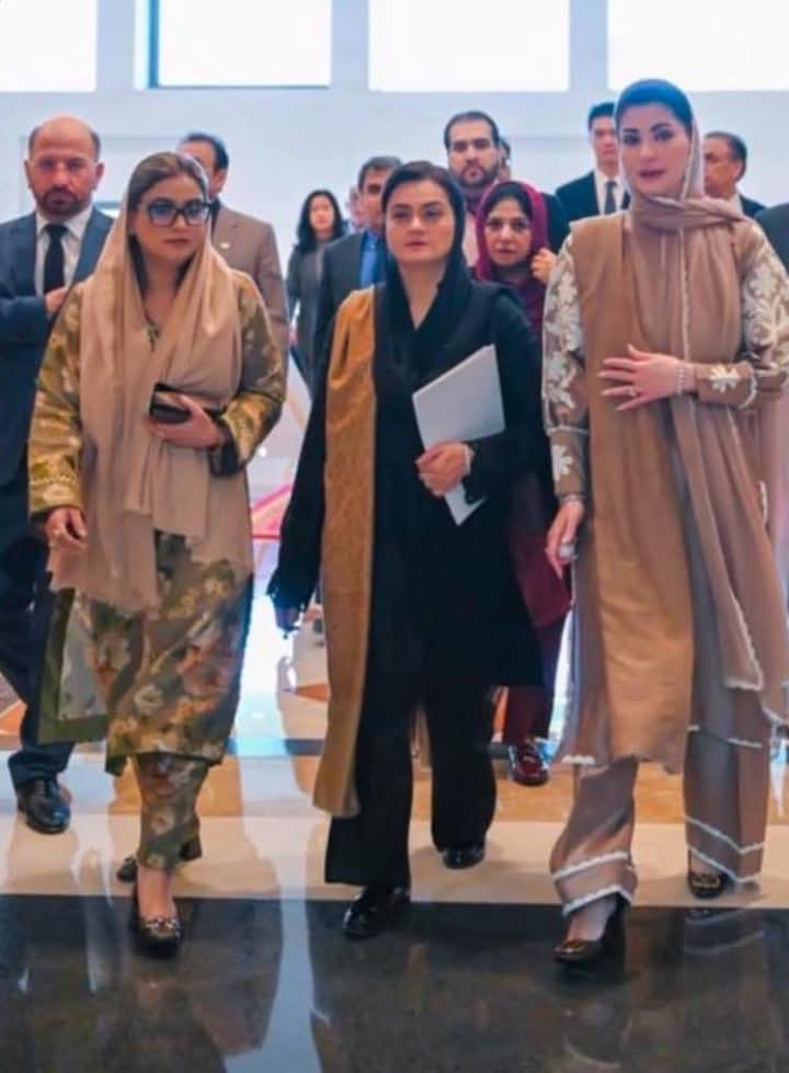 ہر وقت ہر جگہ مریم نواز کے بیگ اٹھا اٹھا کر مریم اورنگ زیب کو شدید احساس کمتری ہو گیا
وہ ماہر نفسیات کے پاس گئی اور کہا کہ وہ شدید احساس کمتری کا شکار ہے اوراسے اپنا اپ گھٹیا لگتا ہے ۔

ماہر نفسیات نے 2 گھنٹے تک اسکے خیالات اور نظریات پر کھل کے بات چیت کی اور مسلسل نوٹس لیتا رہا۔