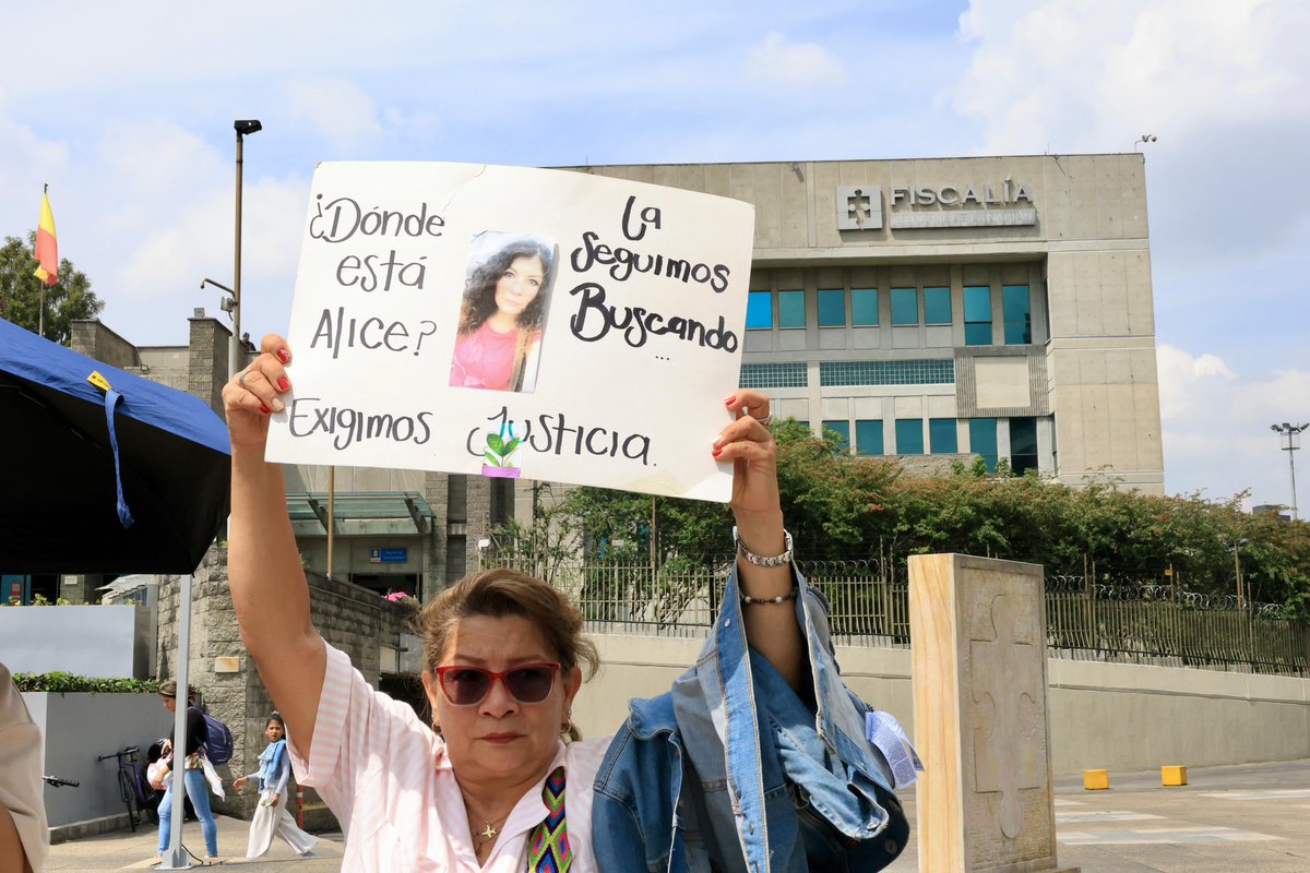 Acompañamos el planton por Alice y por todas las familias que aún no tienen respuestas de sus seres queridos desaparecidos forzadamente.

Seguimos alzando la voz porque ✊🏾la desaparición no puede quedar en el olvido✊🏾