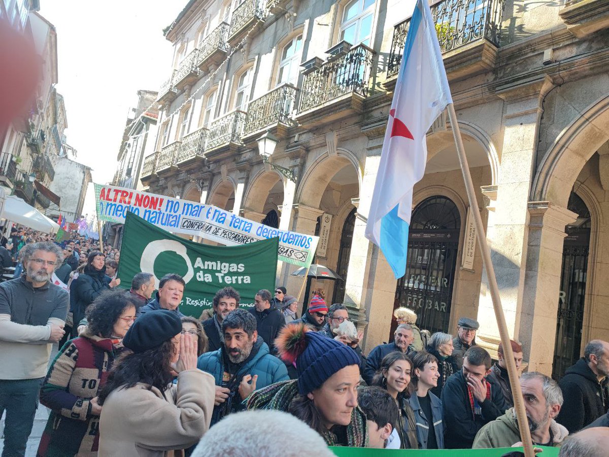 AmigosTierraEsp's tweet photo. 🪧Como no podría ser de otra manera, hoy hemos estado en la gran movilización de la sociedad gallega que ha expresado un mensaje muy claro: #AltriNON.
✊Todo el apoyo de @adtgalicia y toda nuestra entidad a @UlloaViva y resto de colectivos convocantes en defensa de la vida. https://t.co/Kx0fYWNCbf