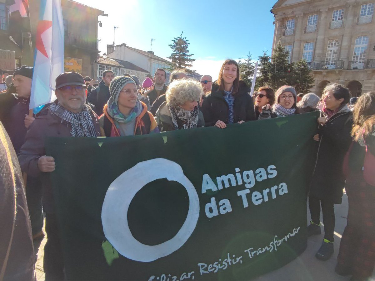 AmigosTierraEsp's tweet photo. 🪧Como no podría ser de otra manera, hoy hemos estado en la gran movilización de la sociedad gallega que ha expresado un mensaje muy claro: #AltriNON.
✊Todo el apoyo de @adtgalicia y toda nuestra entidad a @UlloaViva y resto de colectivos convocantes en defensa de la vida. https://t.co/Kx0fYWNCbf