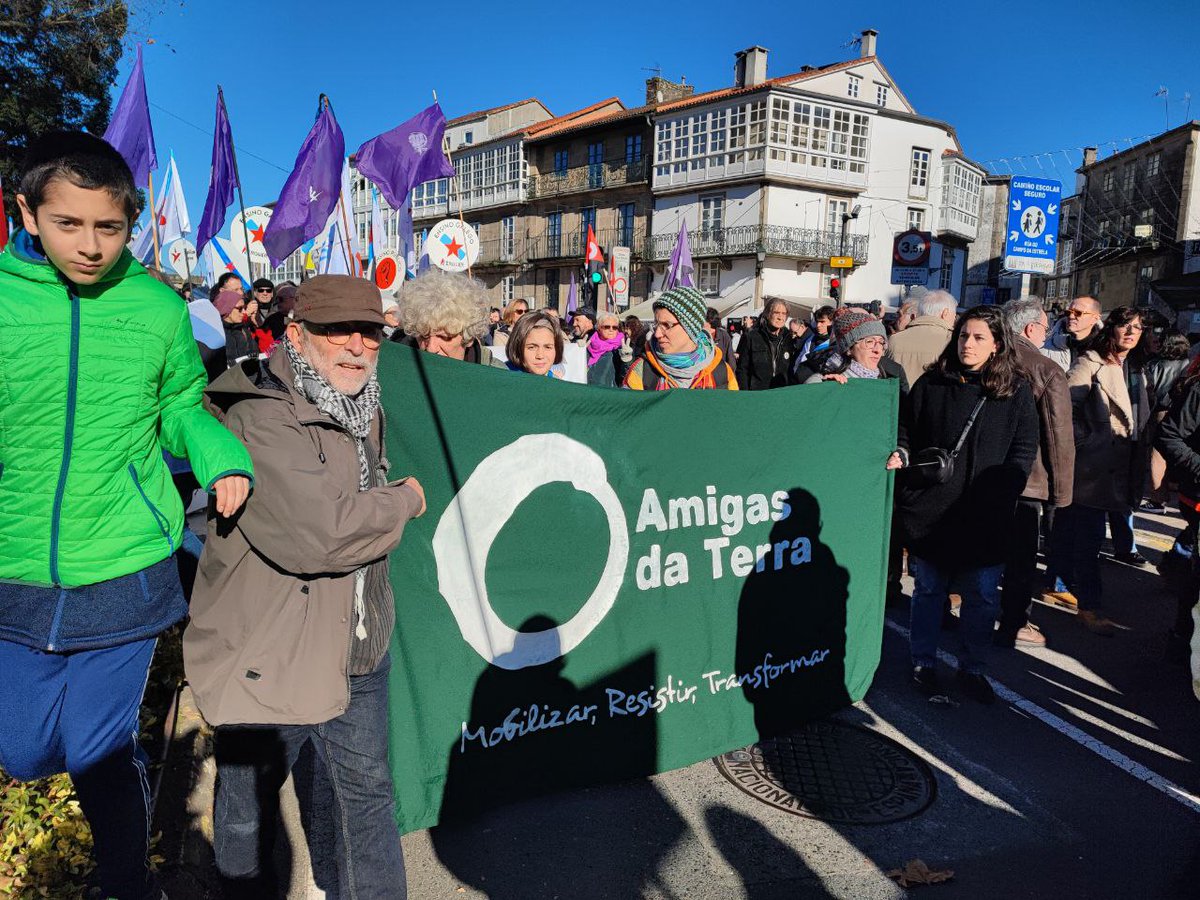 AmigosTierraEsp's tweet photo. 🪧Como no podría ser de otra manera, hoy hemos estado en la gran movilización de la sociedad gallega que ha expresado un mensaje muy claro: #AltriNON.
✊Todo el apoyo de @adtgalicia y toda nuestra entidad a @UlloaViva y resto de colectivos convocantes en defensa de la vida. https://t.co/Kx0fYWNCbf