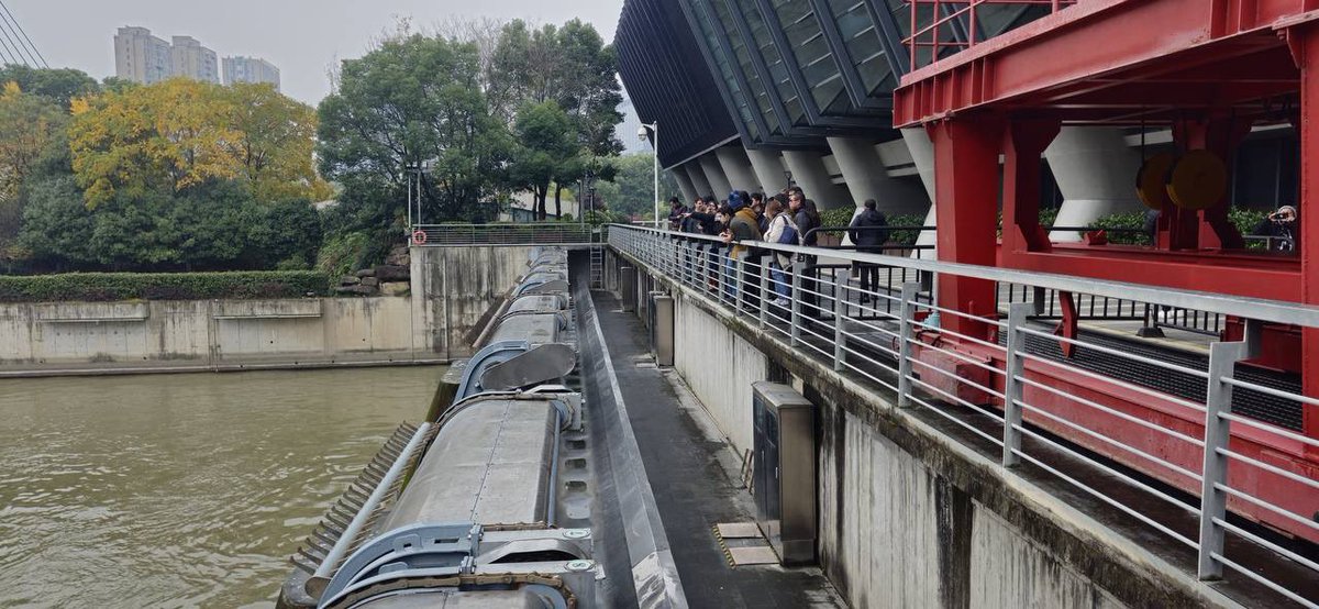 ingmirnamis's tweet photo. Visitamos la Estación de Bombeo Sanbao en Hangzhou, una obra de ingeniería de vanguardia. Este complejo, desempeña un papel clave en la mitigación de inundaciones y el monitoreo del agua, conectando el Gran Canal de Hangzhou con el Río Qiantang.

Con cuatro bombas con capacidad de 50m³/s, en promedio bombea 400 horas al año que representan 288 millones de metros cúbicos. Construida entre 2013 y 2015, recibió los prestigiosos premios Luban y Daiyu por su impacto en la protección contra inundaciones y tifones.