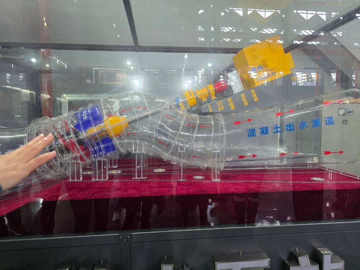 ingmirnamis's tweet photo. Visitamos la Estación de Bombeo Sanbao en Hangzhou, una obra de ingeniería de vanguardia. Este complejo, desempeña un papel clave en la mitigación de inundaciones y el monitoreo del agua, conectando el Gran Canal de Hangzhou con el Río Qiantang.

Con cuatro bombas con capacidad de 50m³/s, en promedio bombea 400 horas al año que representan 288 millones de metros cúbicos. Construida entre 2013 y 2015, recibió los prestigiosos premios Luban y Daiyu por su impacto en la protección contra inundaciones y tifones.