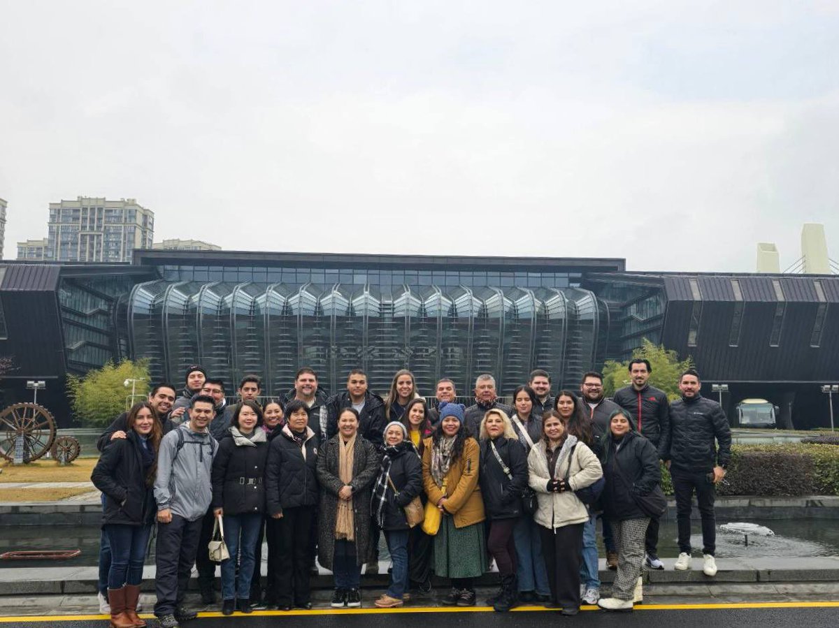 ingmirnamis's tweet photo. Visitamos la Estación de Bombeo Sanbao en Hangzhou, una obra de ingeniería de vanguardia. Este complejo, desempeña un papel clave en la mitigación de inundaciones y el monitoreo del agua, conectando el Gran Canal de Hangzhou con el Río Qiantang.

Con cuatro bombas con capacidad de 50m³/s, en promedio bombea 400 horas al año que representan 288 millones de metros cúbicos. Construida entre 2013 y 2015, recibió los prestigiosos premios Luban y Daiyu por su impacto en la protección contra inundaciones y tifones.