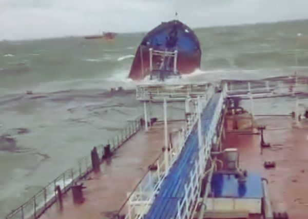 DefenseMirror's tweet photo. Two Russian Oil Tankers Damaged in Storm, Cause Oil Spill in Black Sea
https://t.co/fBpAaoUp7Z
#Volgoneft212
#Volgoneft239
#BlackSea
#Storm
#Oil
#Russian #FederalAgency #Sea https://t.co/Fr3NKw4dCF