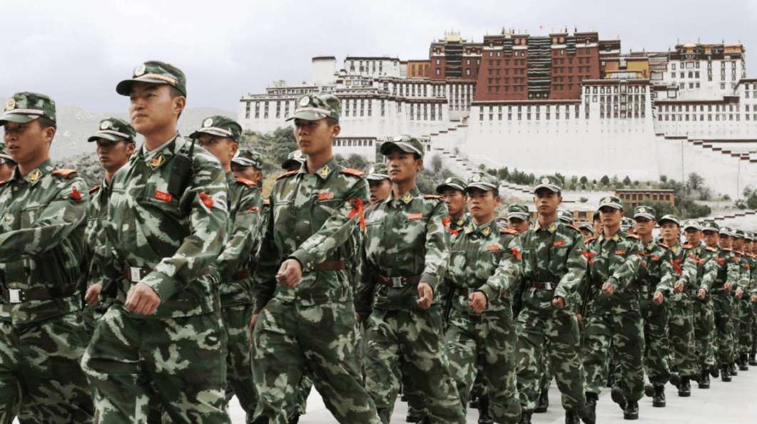 Chine 🇨🇳 : La colonisation du Tibet 🧵

La Chine colonise le Tibet. Elle soumet par la force la population, multiplie les arrestations &amp; les camps de travail. Le Tibet est le laboratoire à ciel ouvert qui a permis par la suite la mise au pas des Ouïghours⤵️

1/23