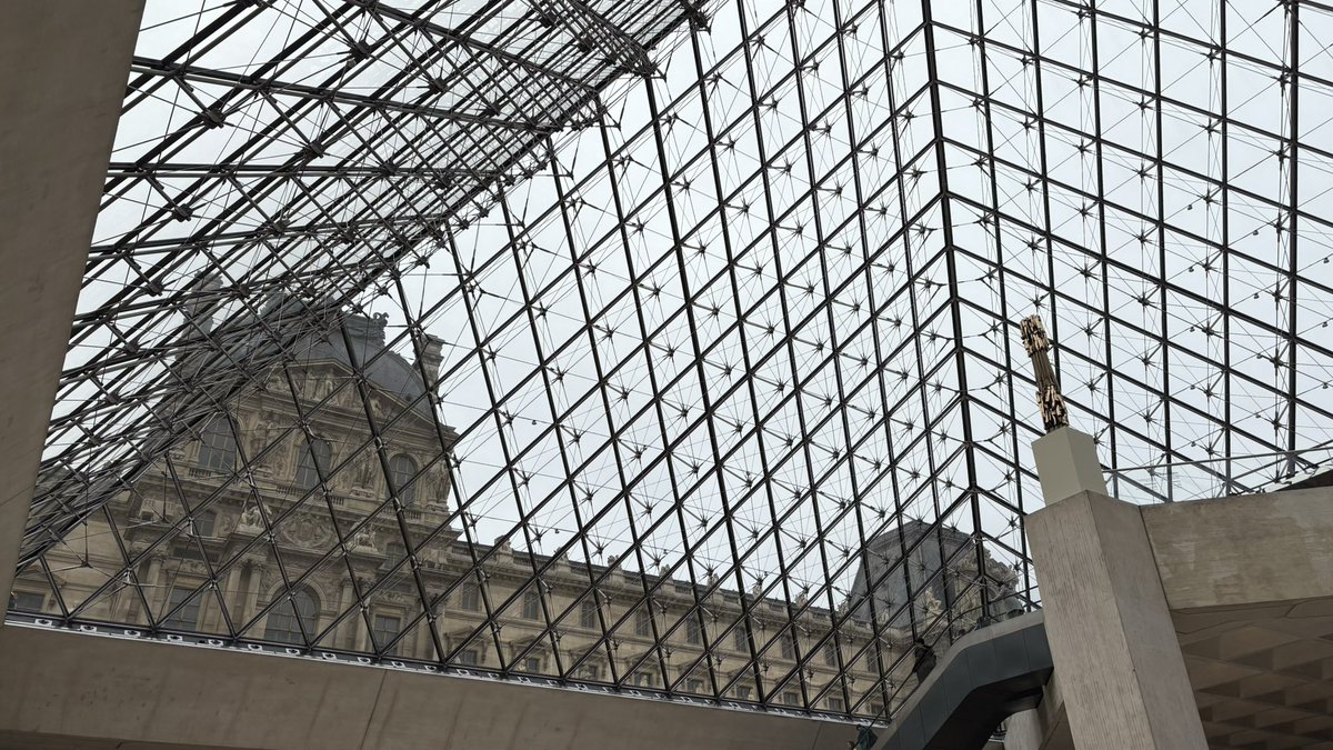 IoannaLazana's tweet image. Les dimanches avant Noël, leur magie particulière…
Une visite au musée, un parfum pour se faire plaisir, une quête de #panettone, et un moment suspendu au #Marais où une chorale chante Holy Night. 🎶 #EspritDeNoël