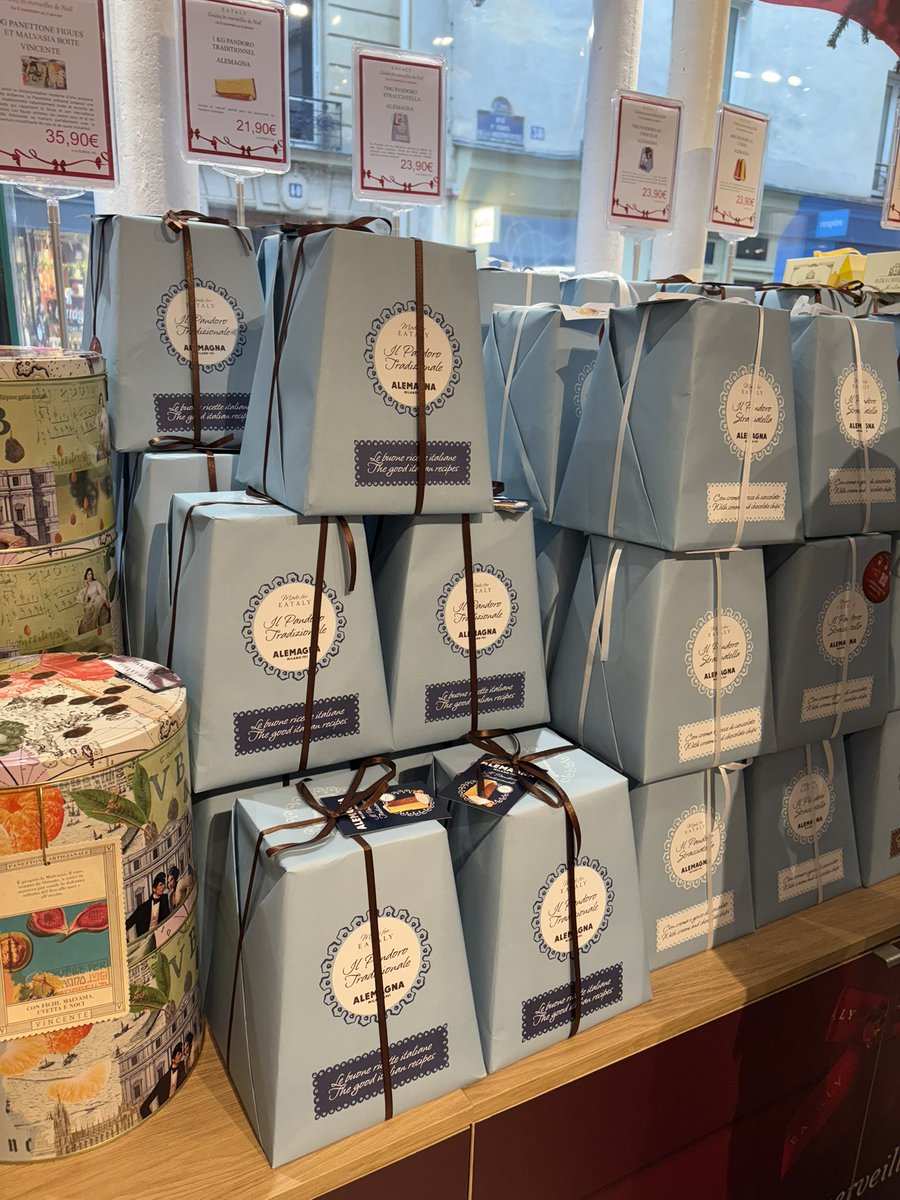 IoannaLazana's tweet image. Les dimanches avant Noël, leur magie particulière…
Une visite au musée, un parfum pour se faire plaisir, une quête de #panettone, et un moment suspendu au #Marais où une chorale chante Holy Night. 🎶 #EspritDeNoël