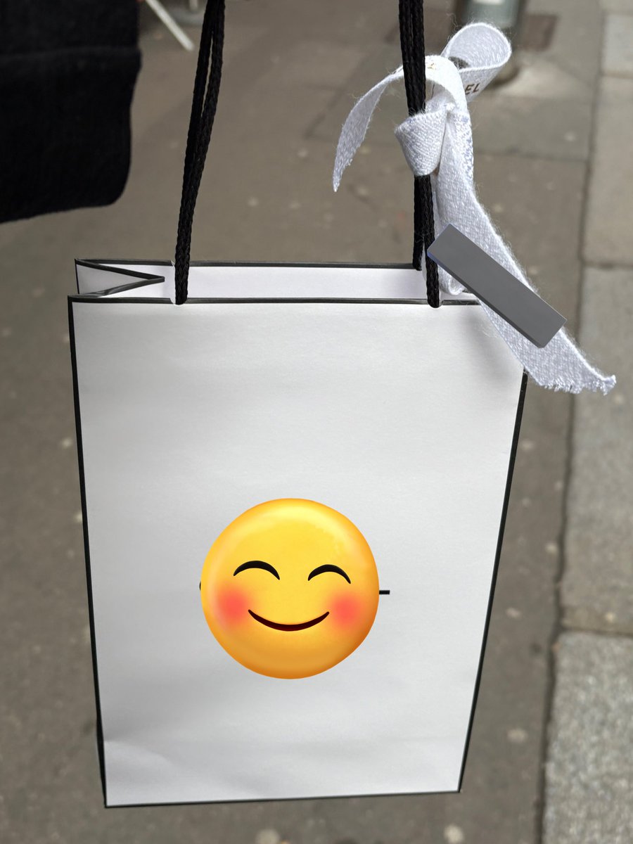 IoannaLazana's tweet image. Les dimanches avant Noël, leur magie particulière…
Une visite au musée, un parfum pour se faire plaisir, une quête de #panettone, et un moment suspendu au #Marais où une chorale chante Holy Night. 🎶 #EspritDeNoël