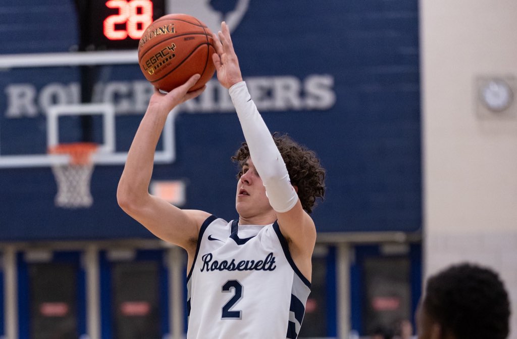 Charlie King leads 4A in 3PT % (min 15+):

🔹 58.8% 3 PT
🔹 10/17 3PT A/M
🔹 19 PPG

#iahsbkb Jason Ickowitz