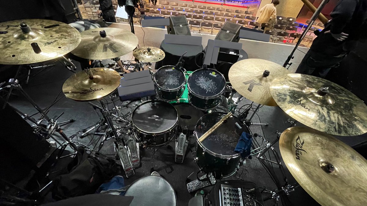 kosshi_drums's tweet image. KIMERU Fes 2024 Merru Christmas
ドラムで参加させて頂きました！！

今回初参加でしたが、KIMERUさんをはじめチームの皆さんが暖かく迎えてくださったおかげで、とてもアチアチなライブをお届けできました！🥹 

本当にありがとうございました〜！！🥹
また是非！！🥹

#KIMERU 
#メルクリ
#Zildjian