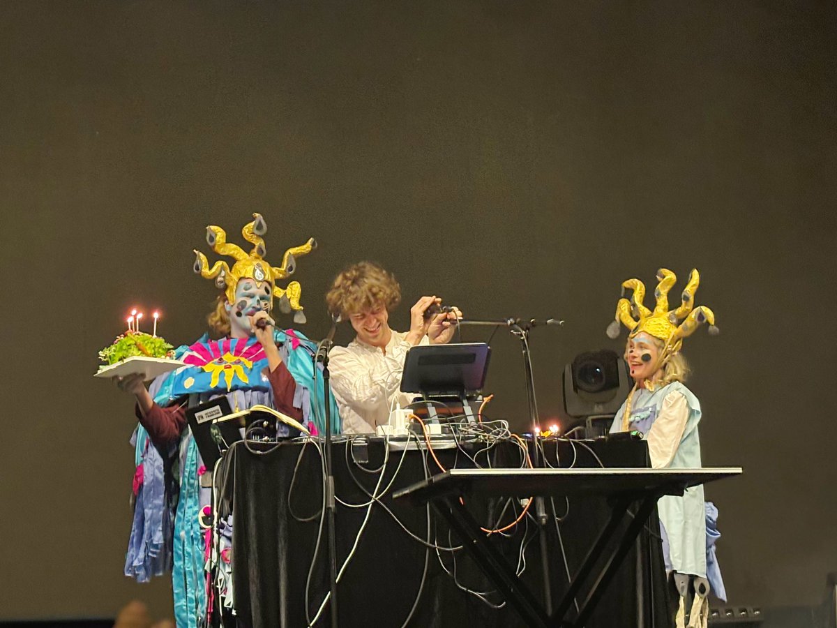地井可愛🐻❄️ིྀ✌🏻 (@lourse_blanche) on Twitter photo Thanks for the amazing gig tonight, and happy birthday!! 🥳 <a href="/cosmosheldrake/">Cosmo Sheldrake</a>
(Btw any chance you’d consider adding the sounds of seals (especially Weddell seals) into your art pieces in the future? They sound so funny 😆 Thanks for the amazing gig tonight, and happy birthday!! 🥳 <a href="/cosmosheldrake/">Cosmo Sheldrake</a>
(Btw any chance you’d consider adding the sounds of seals (especially Weddell seals) into your art pieces in the future? They sound so funny 😆