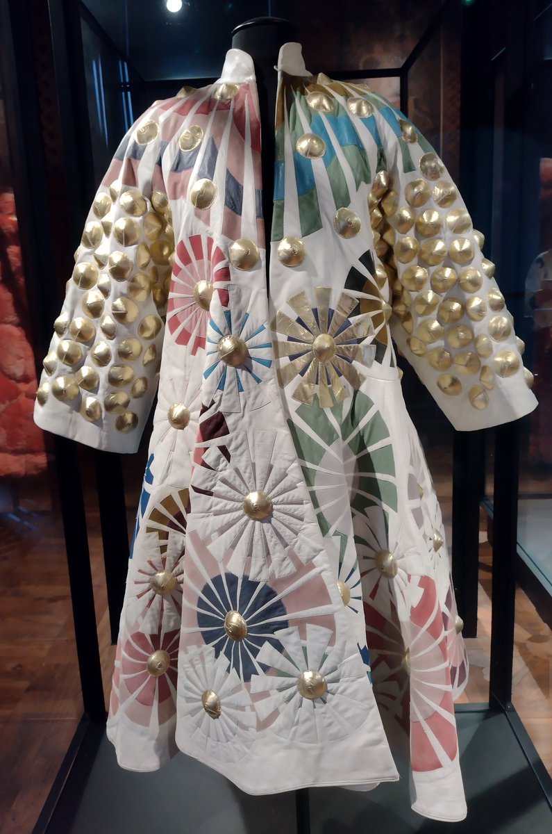jeevanooijen's tweet photo. Schitterende mantel van #FongLeng in Kasteel Ruurlo.
Een van de prachtige kunstwerken, door #MathildeWillink gedragen. #Couture #Parasol @MuseumMORE https://t.co/avFgM29CEF