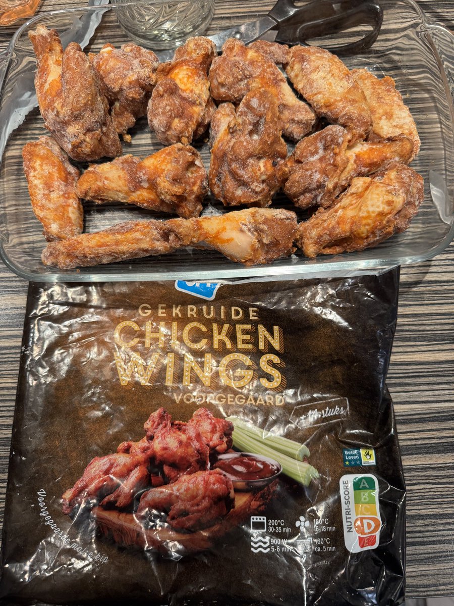 RhodanM's tweet photo. Ongeveer 14 chickenwings volgens de zak. Er zitten welgeteld 4 vleugels in en 9 poten. Hoe zit dat @albertheijn #chickenwinggate https://t.co/w5IgHg1DTZ