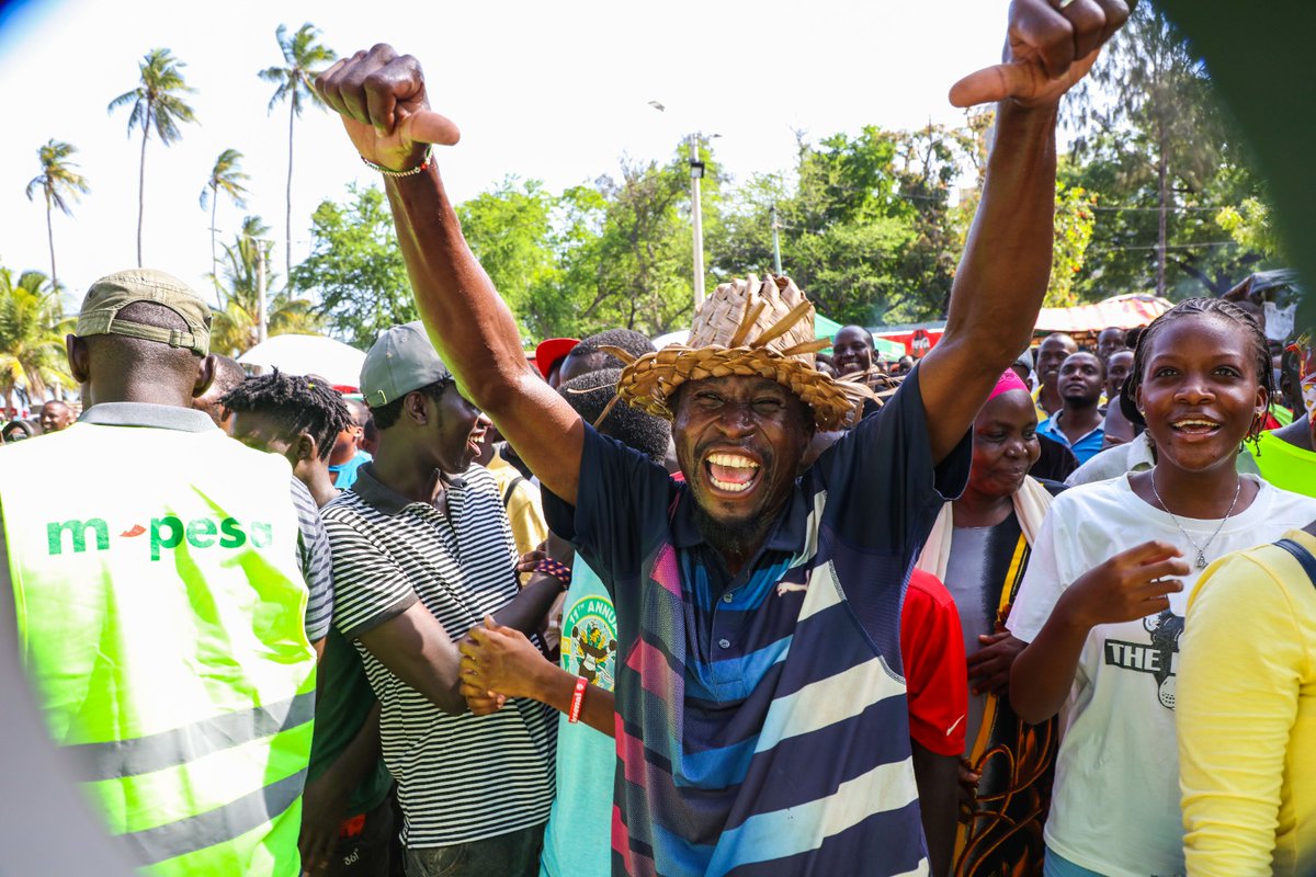 #SambazaFurahaNaSafaricom *Mtwapa* Sambaza furaha na Safaricom campaign- Chicken, goat &amp; phone gifting 👇🏾