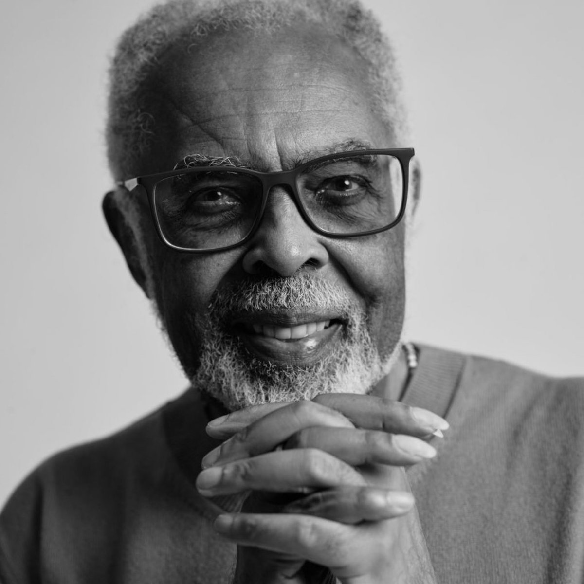 choquei's tweet photo. 🚨FAMOSOS: Aos 82 anos, Gilberto Gil confessou que nunca imaginou que seria odiado:

“Eu nunca imaginei que um dia iriam me odiar, iriam me xingar. E coisas assim, como fazem agora o tempo todo pela internet. Esses tempos chegaram. Eu não [fico lendo comentários]. Eu já sei que estão lá" [Quem odeia o Gil pode ser uma boa pessoa?].