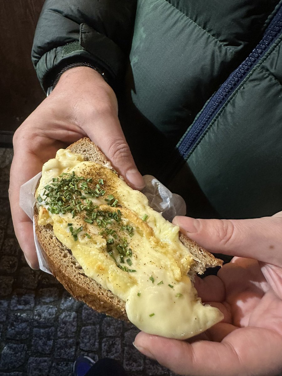 E_Boeminghaus's tweet photo. Käsebrot 8 Euro - Weihnachtsmarkt 2025 - Berlin - Bebelplatz! Wahnsinn https://t.co/1pmko4jD8m