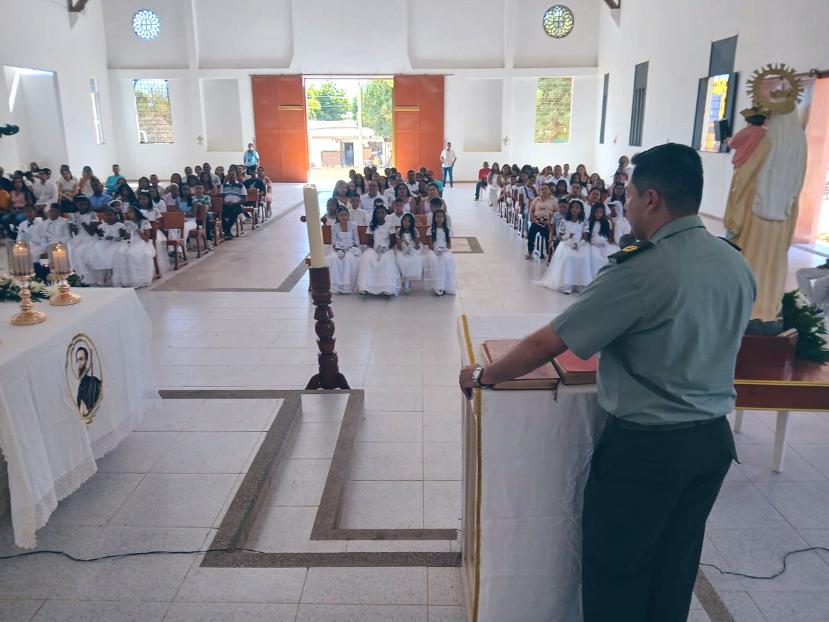 PoliciaMevap's tweet photo. 👮🏻‍♂️👮🏻‍♀️La Policía Comunitaria con el apoyo de la Clínica Cardiovascular de Valledupar, apadrinaron 22 niños y niñas del barrio Francisco Javier.

🕯️👧👶Los cuales realizaron el sacramento de la Primera Comunión, se les entregó un vestido, se brindó un desayuno y se donaron mercados. https://t.co/EKBMDWPMUN