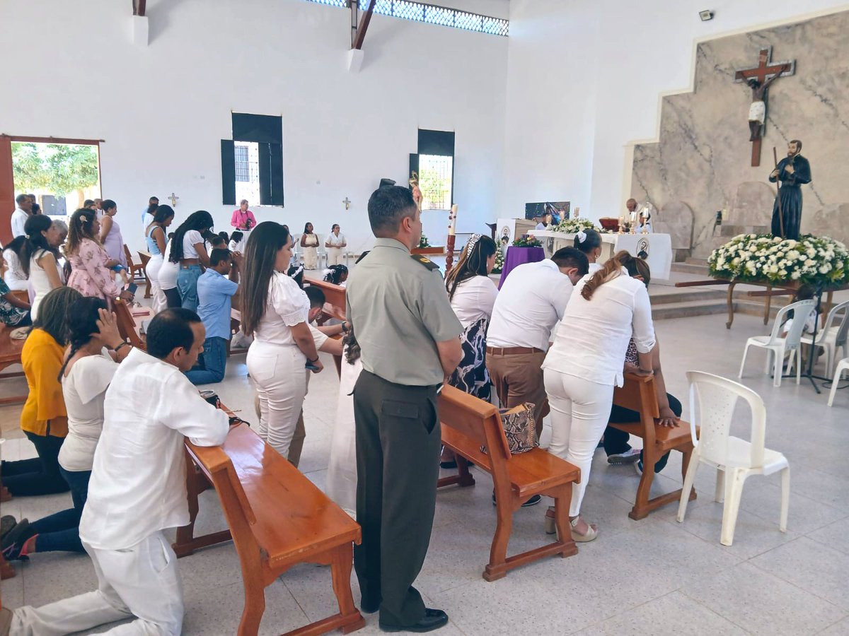 PoliciaMevap's tweet photo. 👮🏻‍♂️👮🏻‍♀️La Policía Comunitaria con el apoyo de la Clínica Cardiovascular de Valledupar, apadrinaron 22 niños y niñas del barrio Francisco Javier.

🕯️👧👶Los cuales realizaron el sacramento de la Primera Comunión, se les entregó un vestido, se brindó un desayuno y se donaron mercados. https://t.co/EKBMDWPMUN