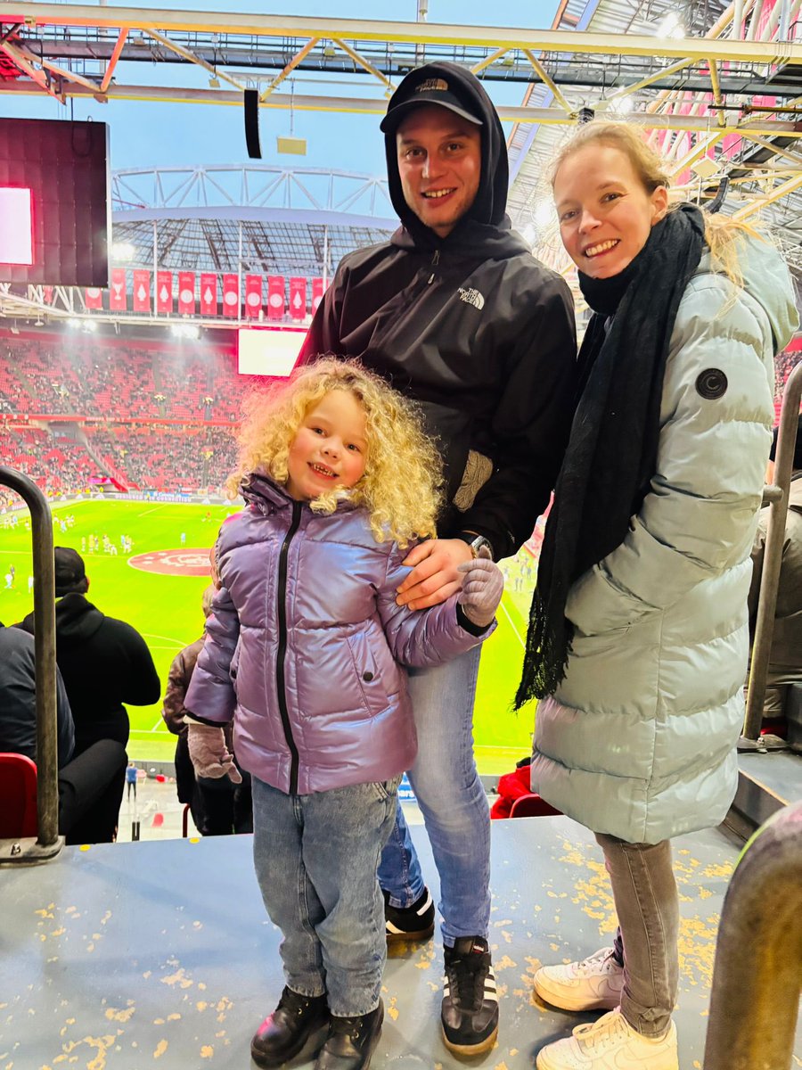 xkimberlyk's tweet photo. Jazzlyn haar eerste Ajax wedstrijd. #ajaxdebuut https://t.co/qCeHgkapMx