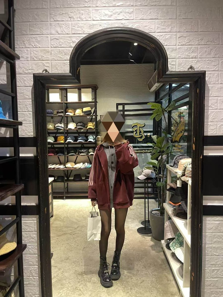 pumchole's tweet photo. 臭美到一半镜头被乱入hhhh😌 #les #女同 #sdom https://t.co/BT31RngaMd