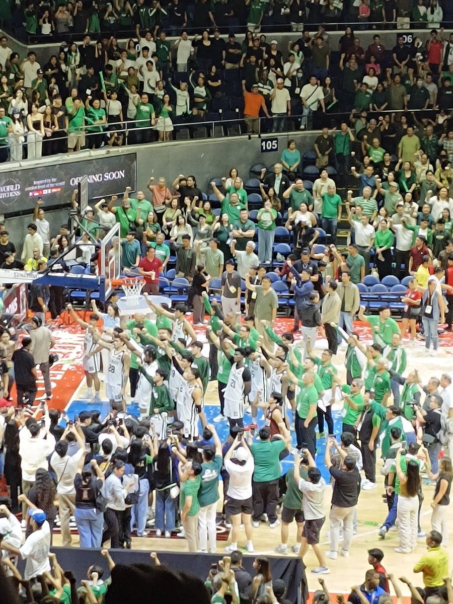 garqueso3's tweet photo. JD singing the alma mater with the Green Archers made me cry 😢

Congratulations JD https://t.co/yTzOD9u7xF