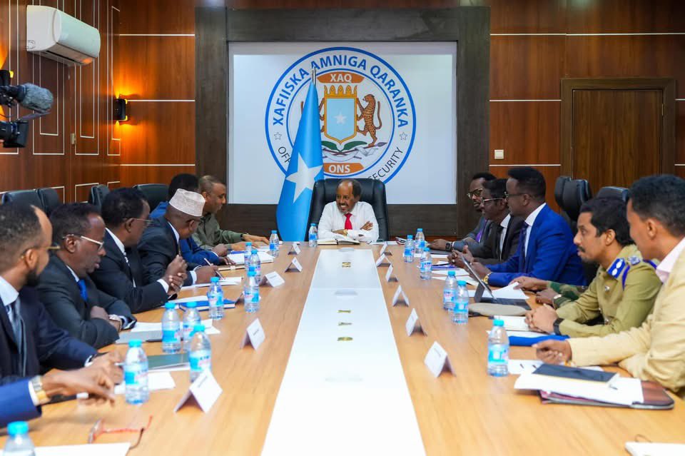sntvnews1's tweet image. President @HassanSMohamud chaired the National Security Council meeting today, which deliberated on the country’s overall security and the strategies for the #ATMIS transition. During the meeting, key agenda items including the ongoing reform and capacity building of the National…