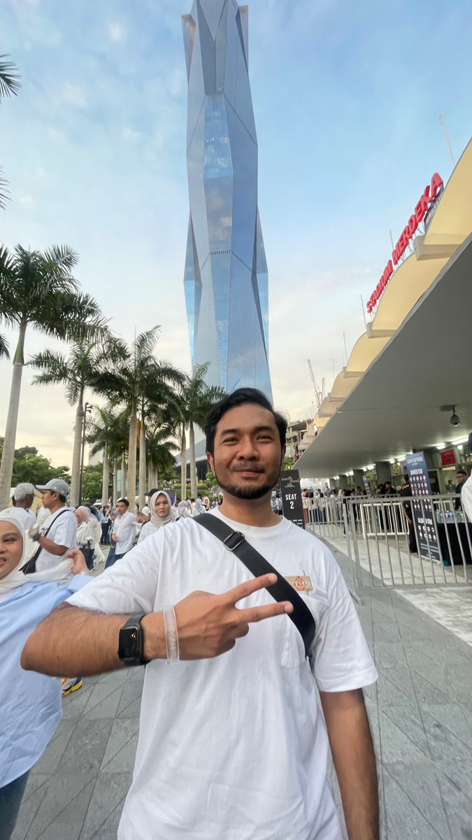 Aku happy je pegi konsert semalam hahahahaha. Rezeki diberi ketenangan dan ketenteraman. Mudah betul proses masuk stadium semalam sampai kitorg ckp “very smooth ya organizer this time”. Mungkin org lain ada nasib kurang baik. Apa2 pun i had a good time alhamdulillah