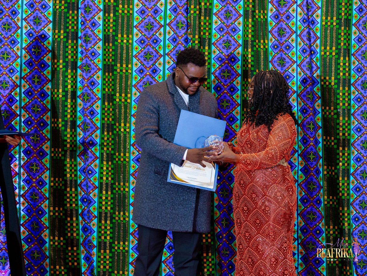IFodjo's tweet photo. #Diamantaire_Prod 💎🇨🇦🇨🇫🇺🇸
Merci à Dieu pour tout ce qu’il a fait dans ma vie, merci 🙏 pour le prix 🥇 
Désormais appeler moi #Le_Sauveur 
Aimé Césaire Ngobougna Beafrika Foundation Josiane Deby Edson Cozy 
👉 https://t.co/ush9QgVtb1 https://t.co/W223y7sdIQ