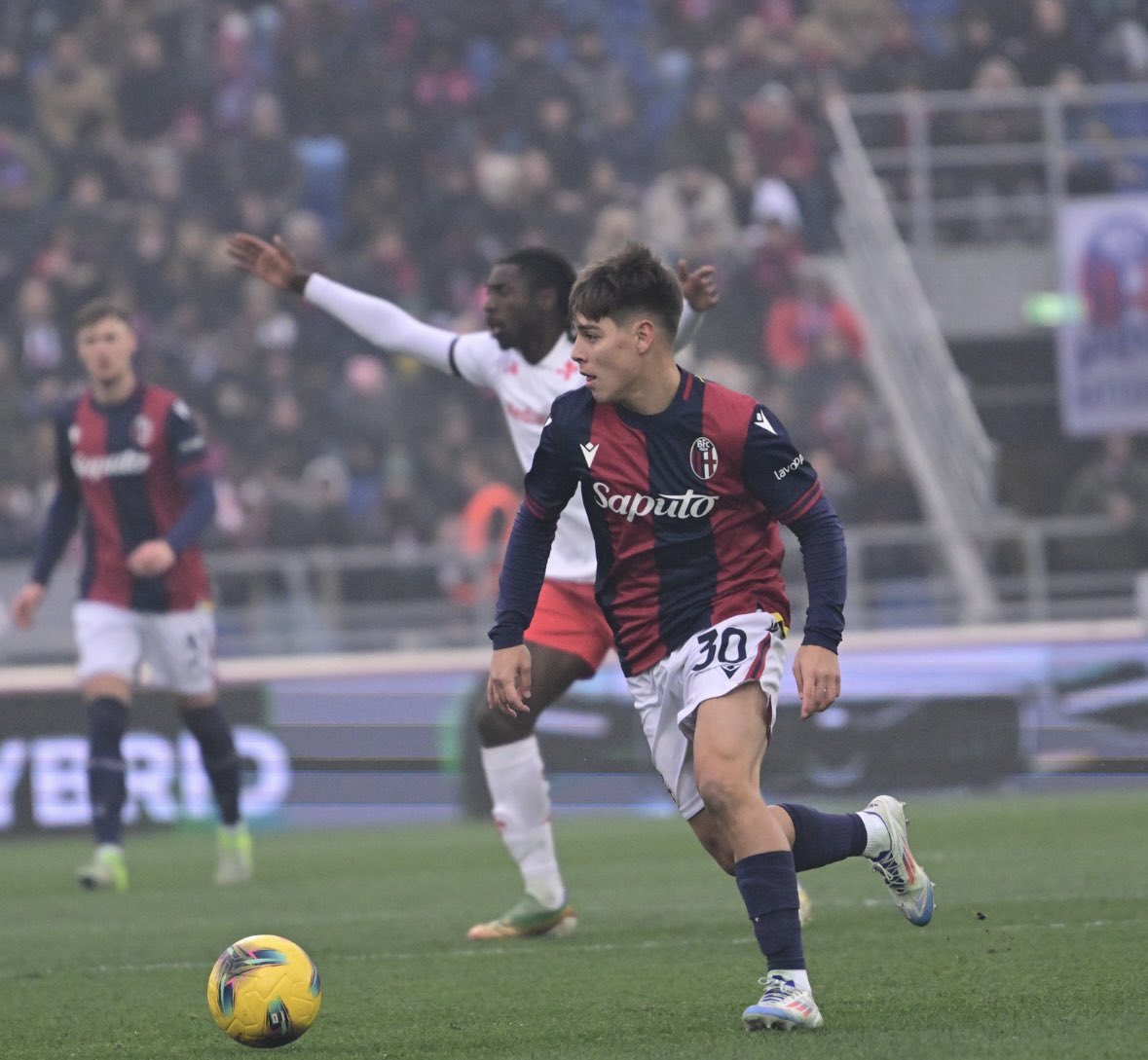 GELPTODALAVIDA's tweet photo. #GELP ESTADÍSTICAS de Benjamin Domínguez VS Fiorentina en la victoria 1 a 0 

- 1 Asistencia 
- Pases completados 18/20 (90%)
- Regates 3/8 (38%)
- 7 Recuperaciones 
- 2 Faltas recibidas
- 82 Minutos jugados

El partido de hoy fue su segunda titularidad consecutiva en la Serie A. https://t.co/aTZ7BkQBYE