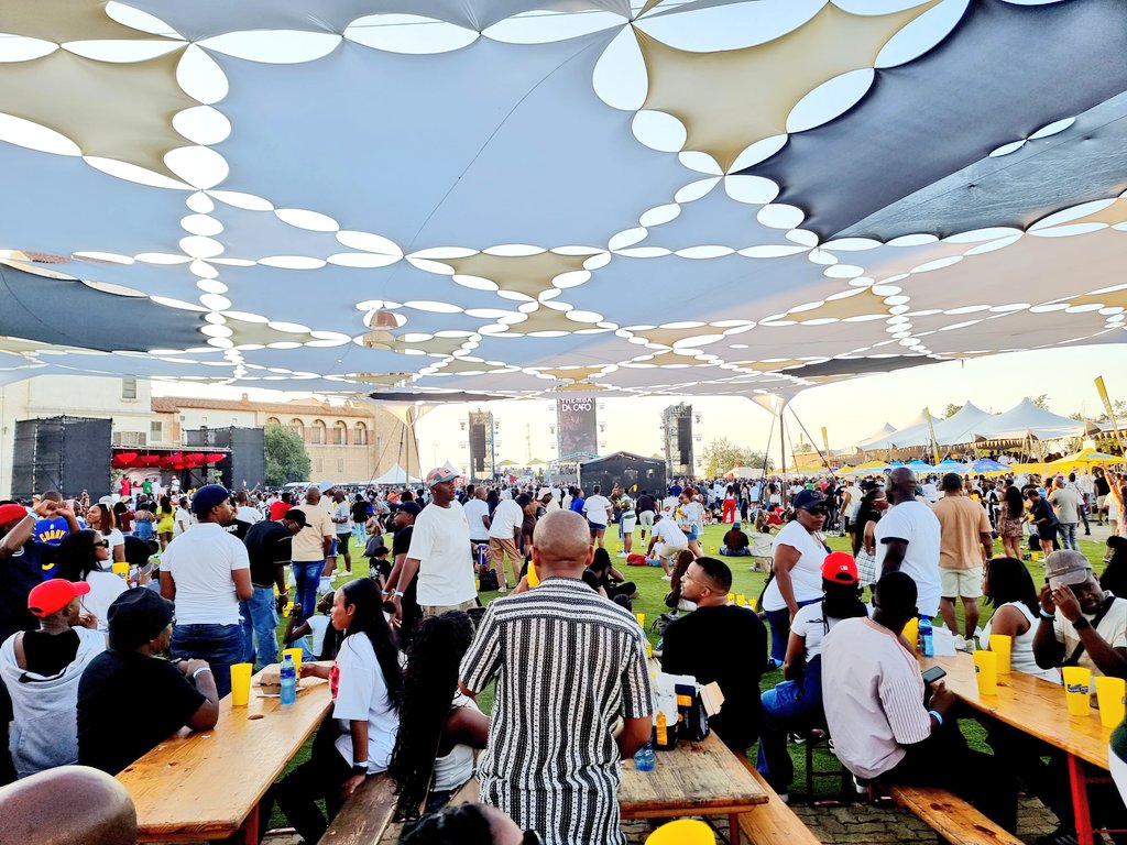 TruthOrPeace_'s tweet image. Phakathi inside #DeepInTheCity church in service. It's all about House Music ❤️