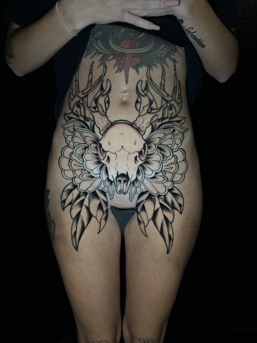 ‼️If you like this please comment!‼️🤗
More stomach tattoos! I draw these up pretty frequently because they’re very aesthetic and unique.