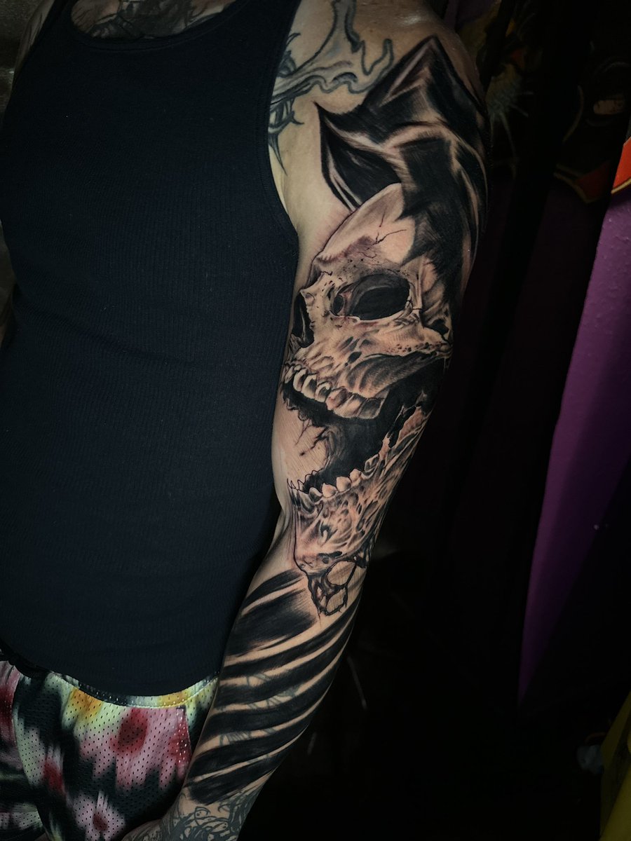 If you like this please leave a comment!
Started this skull black out sleeve the other day 
Work in progress.