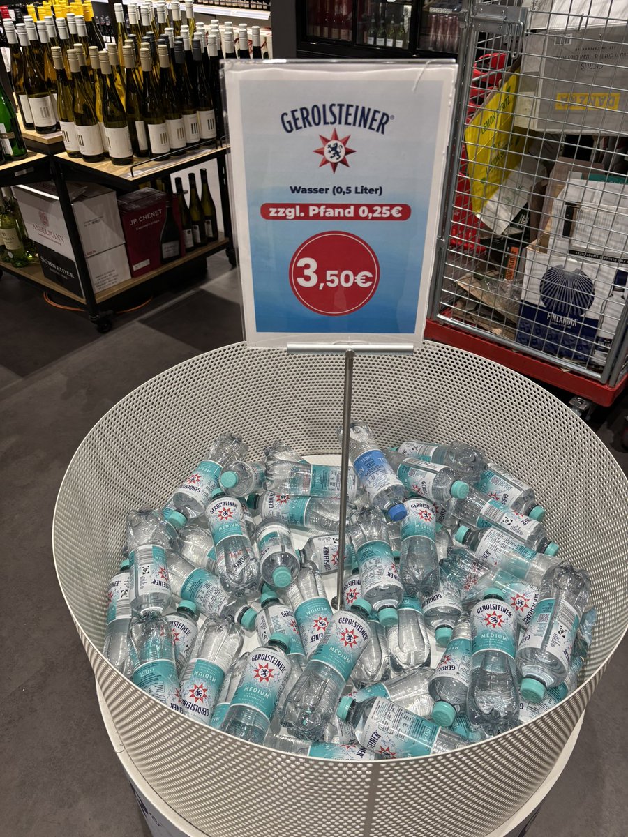marcospjs's tweet photo. R$22,00 uma garrafinha de água no aeroporto de Bonn. Nem a pau que eu pago isso. https://t.co/LUVyyV8aWO