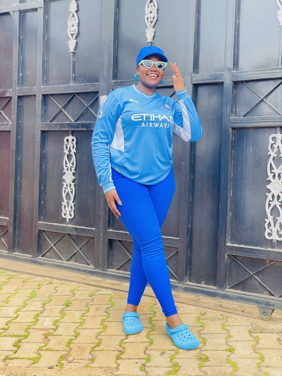 DressyNamara's tweet photo. Rocking the Man City jersey but l’m still an arsenal supporter.💙 https://t.co/Cr0LCToSZU