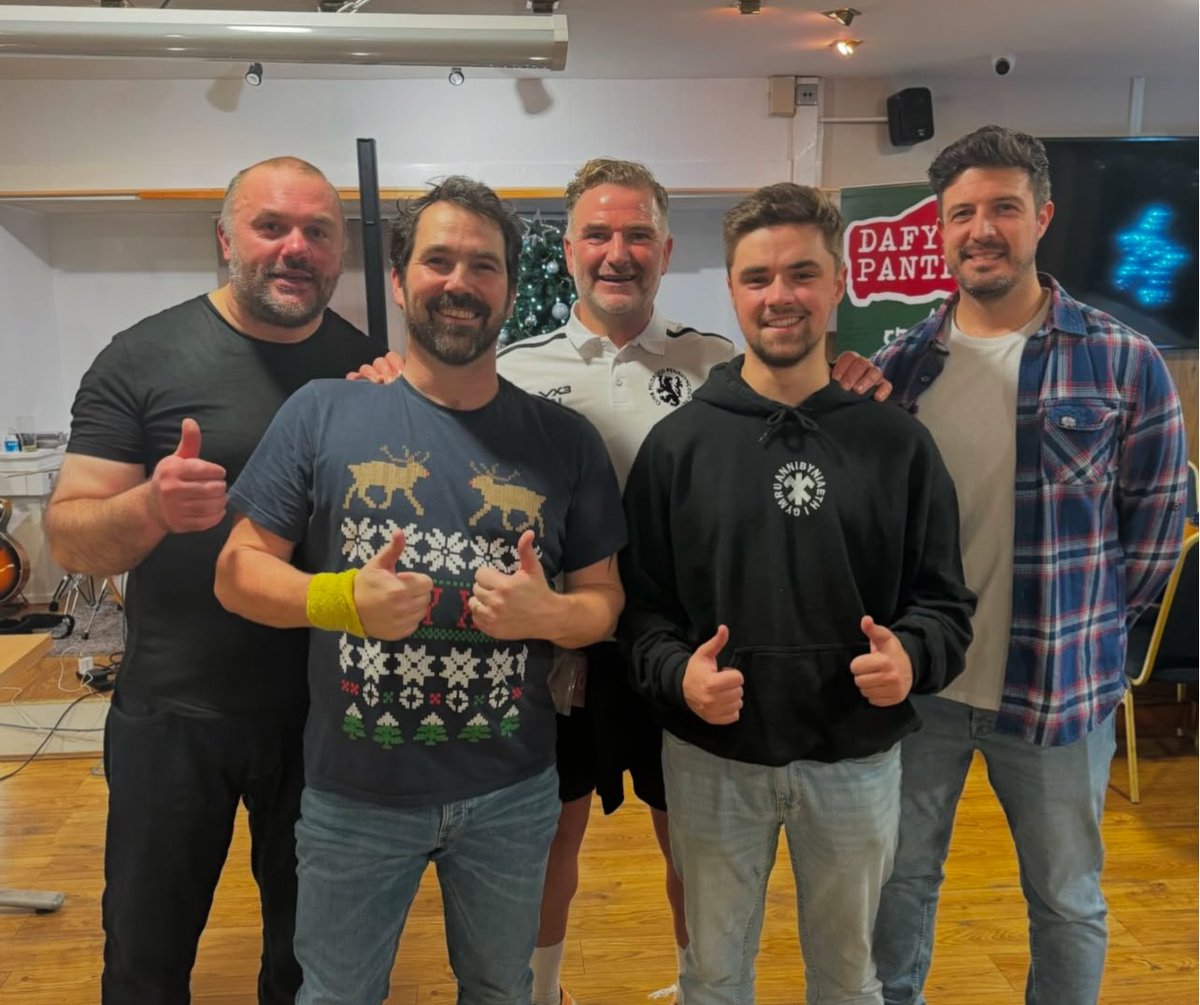 PenrhyncochFC's tweet photo. Diolch yn Fawr am noswaith arbenig
Thank you for a fantastic night! Neville Southall, Mei Emrys, Dafydd Pantrod a’r fand.
🔴⚫️ #roosters #arfor #menteriaithceredigion @FAWales https://t.co/p0aXltYEcY