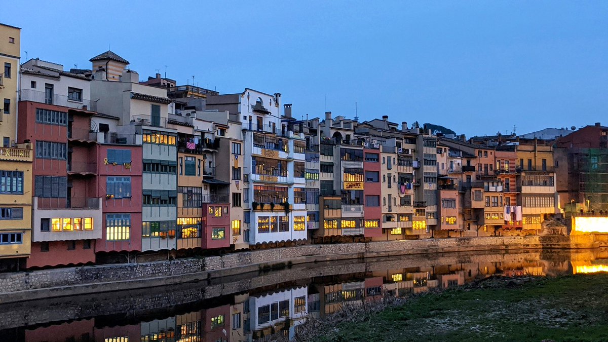Jet7One's tweet photo. Stroll along the riverbank of the #Onar river and cross some of its bridges —like the #puente #Eiffel or the #PontdePedra, and have a look at the #colourful houses overlooking the #river and see the beauty of how they are reflected in it https://t.co/6BxELoLAyC