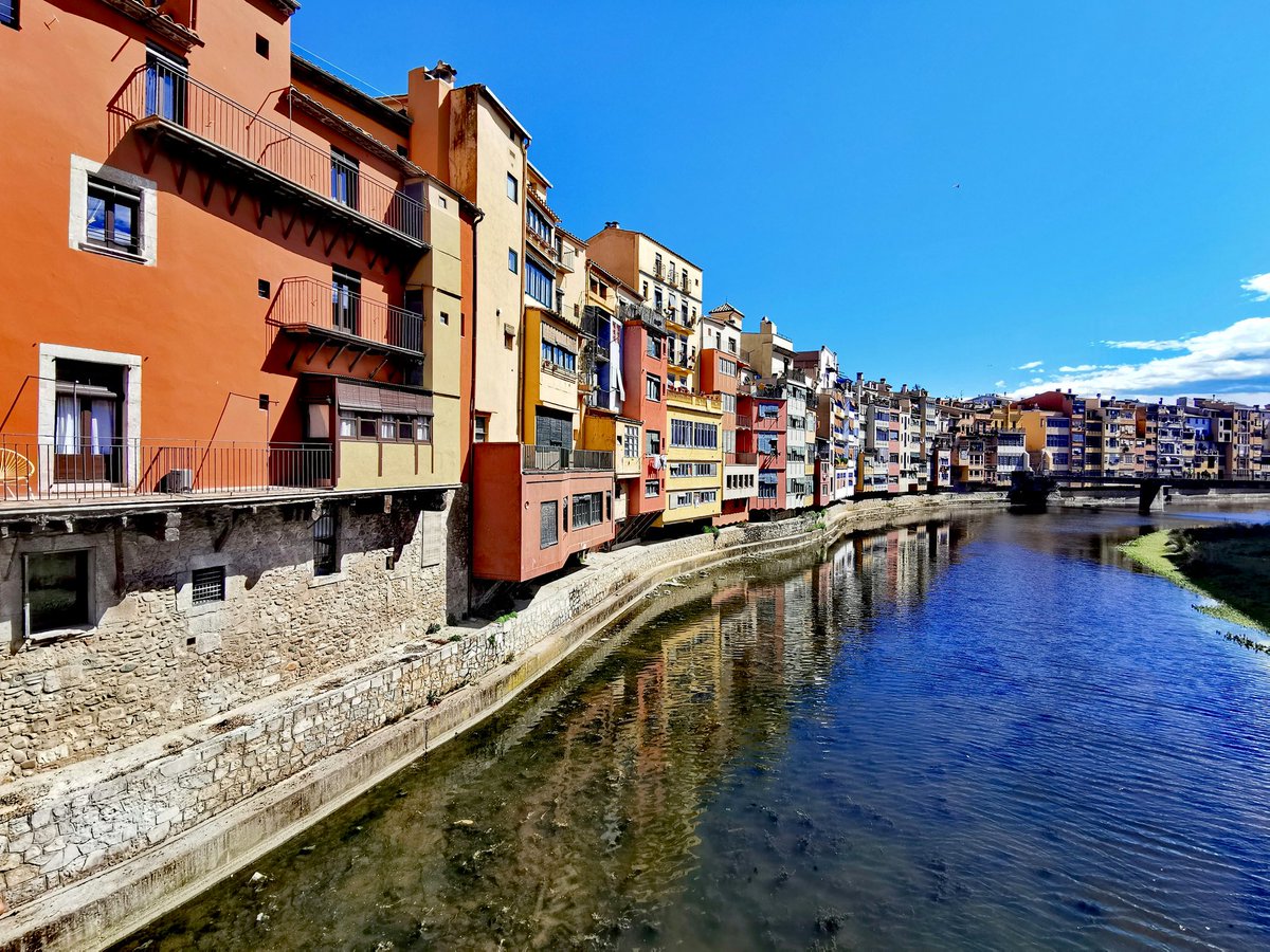 Jet7One's tweet photo. Stroll along the riverbank of the #Onar river and cross some of its bridges —like the #puente #Eiffel or the #PontdePedra, and have a look at the #colourful houses overlooking the #river and see the beauty of how they are reflected in it https://t.co/6BxELoLAyC