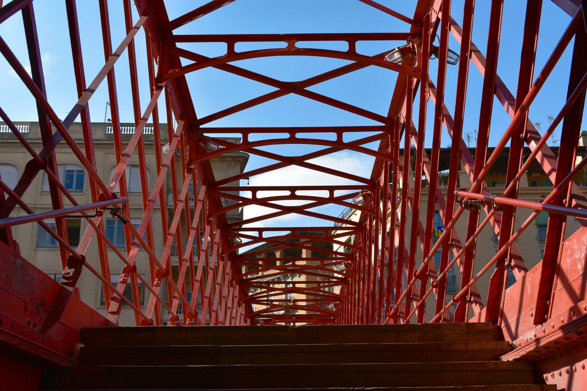 Jet7One's tweet photo. Stroll along the riverbank of the #Onar river and cross some of its bridges —like the #puente #Eiffel or the #PontdePedra, and have a look at the #colourful houses overlooking the #river and see the beauty of how they are reflected in it https://t.co/6BxELoLAyC