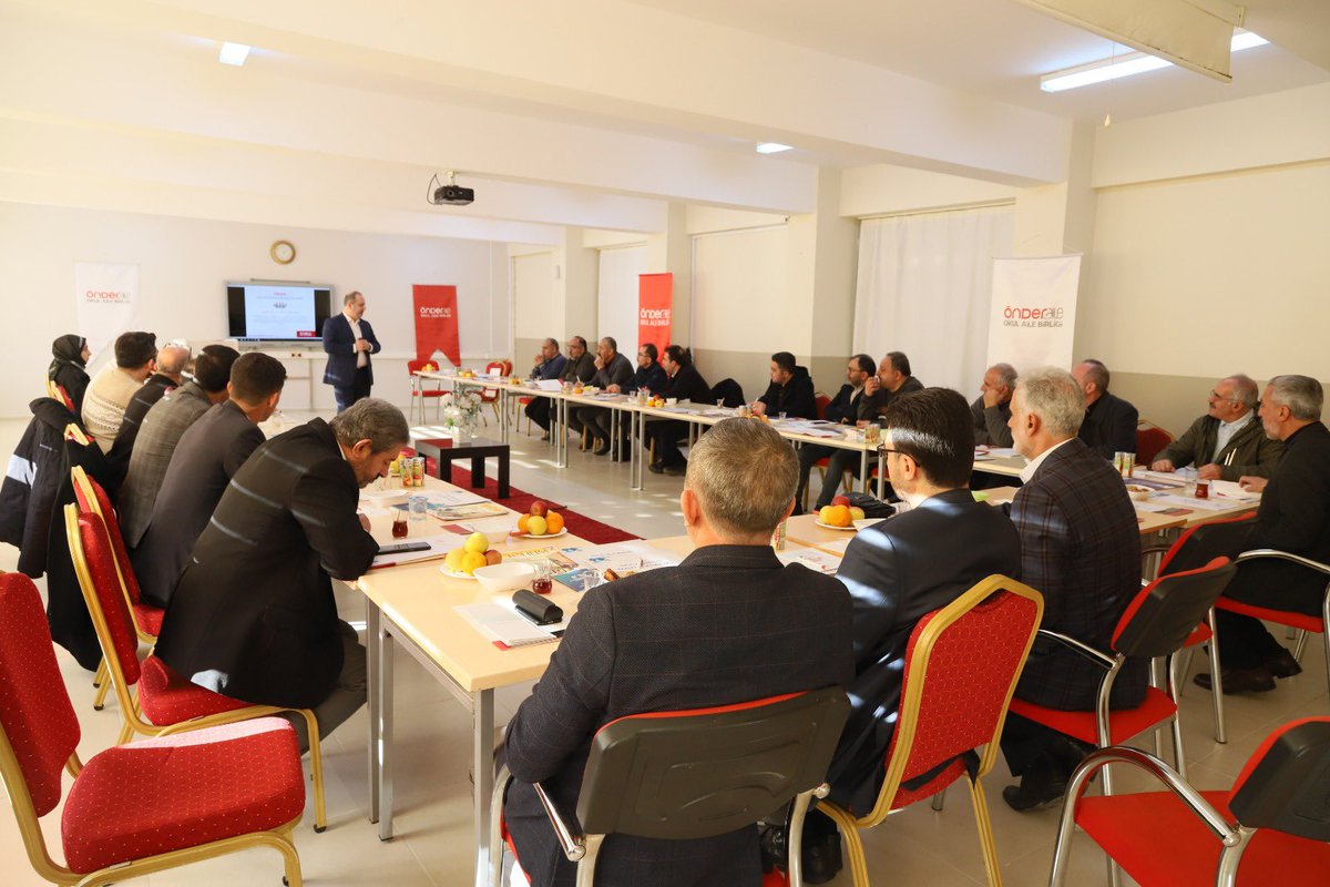 onderbulten's tweet photo. Okul Aile Birliğinin ÖNDERLERİ eğitimlerimiz devam ediyor.Elazığ’da OAB Komisyonu Başkanımız Taha Tavman, komisyonu üyelerimiz,yöneticilerimizle bir araya gelerek,kişisel beceri,analitik düşünme,sistemsel çalışma, aile ve okul geleneği oluşturan faaliyetler başlıklarını ele aldı. https://t.co/kMqONP0YKi